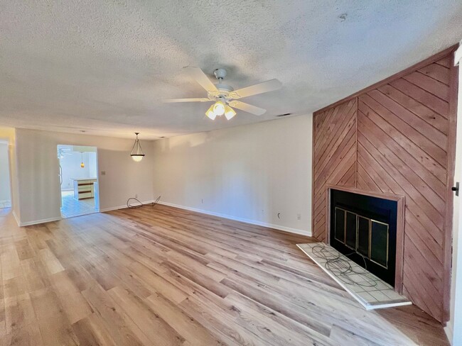 Building Photo - Gorgeous Condo right off Shore Dr, a stree...