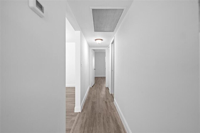 Building Photo - 2202 Lucaya Bend
