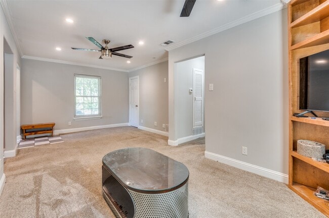 Building Photo - 9625 Larga Dr