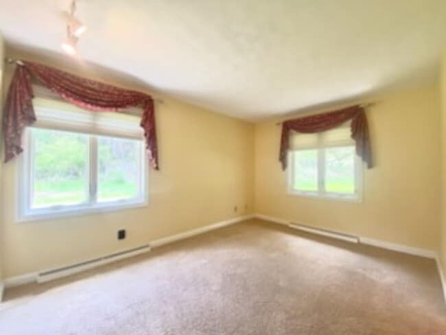 Building Photo - 5 bed / 3.5 bath Ranch House