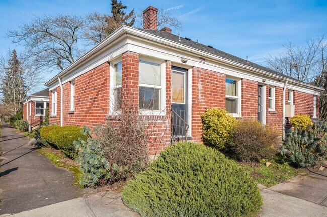 Building Photo - UNFURNISHED Charming 1 Bed, 1 Bath Rental Condo in Arbor Lodge neighborhood!