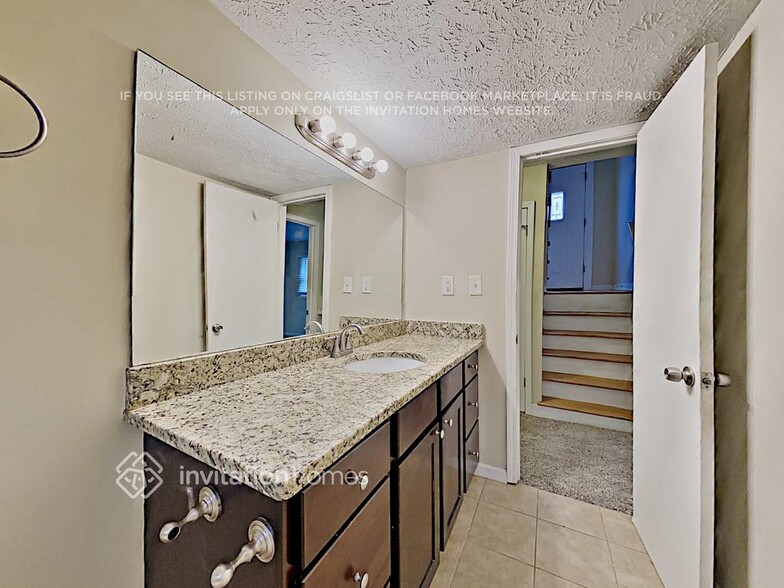 Building Photo - 2462 Lakewood Dr NW