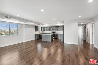 Building Photo - 819 E La Palma Dr