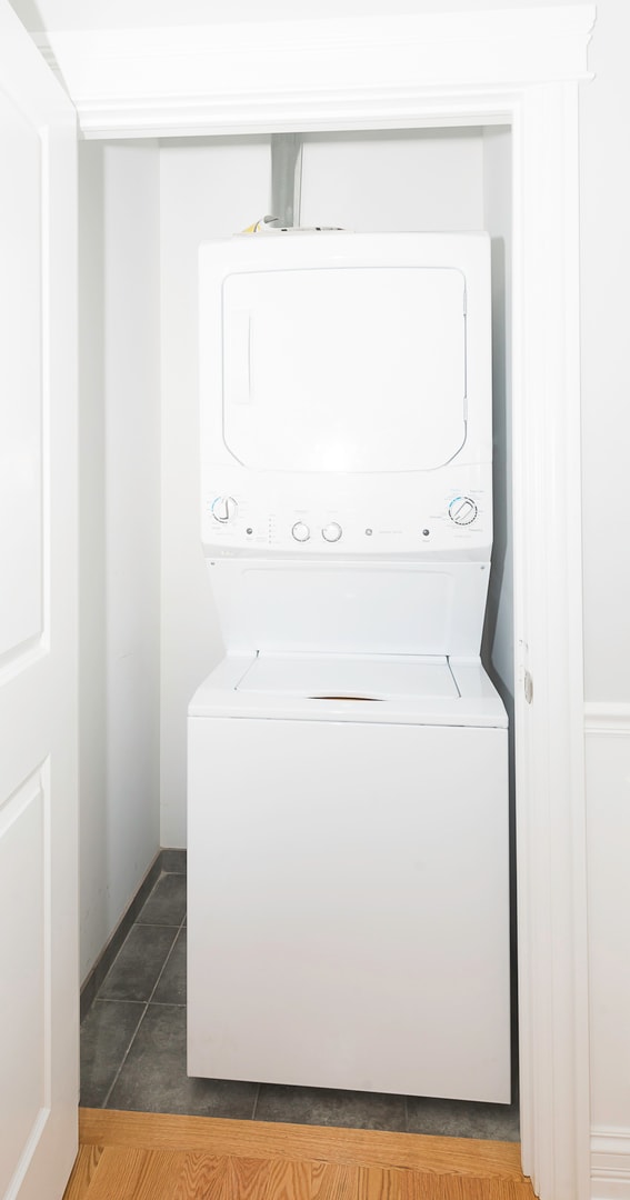 Building Photo - 520 N Western Ave