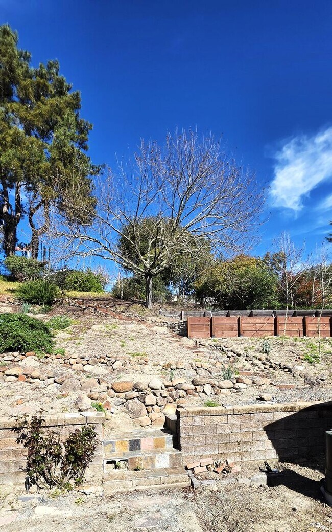 Building Photo - Fabulous Moraga 4bd+den/3ba Property with Stunning Views & Pool/Spa