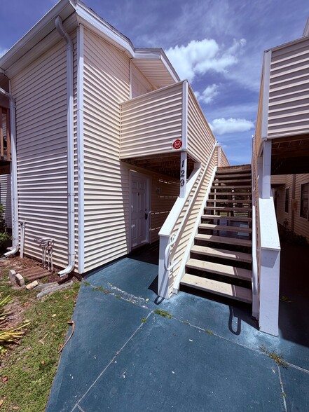 Building Photo - 129 Camphor Cir