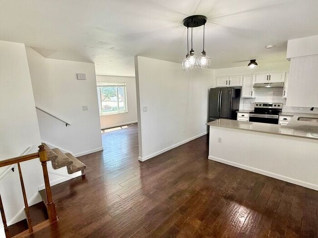 Building Photo - Beautifully Updated Modern Farmhouse 3 bed...