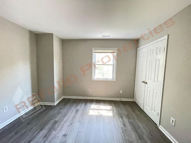 Building Photo - Carpetless 2 BD 2.5 Bath 2 Story Quadplex ...