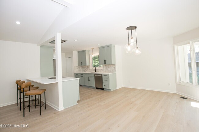 Building Photo - 102 Firetree Ln