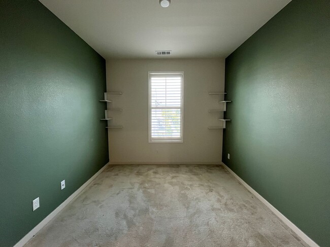 Building Photo - Gated 3+2.5 w/loft, walk-in pantry + dual ...