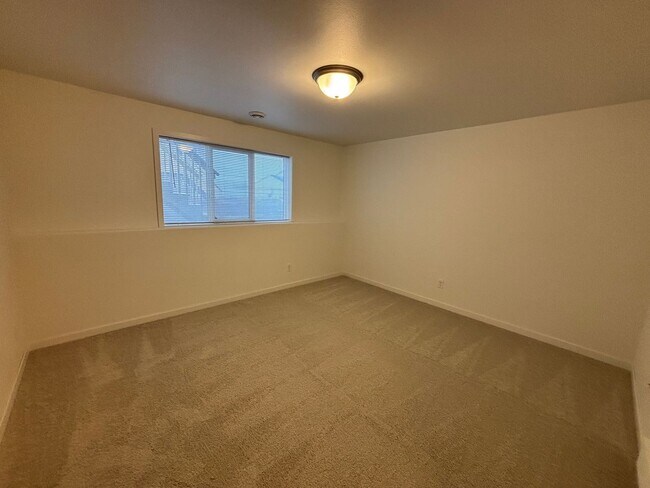 Building Photo - 3 Bed 3 Bath Townhome