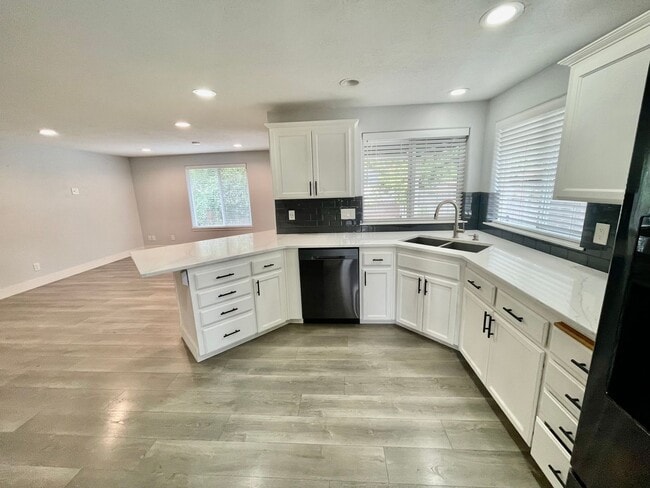 Building Photo - **$500 Move in Credit** 3 Bed/2 Bath Home.  Fresh and Modern Interior.  A/C, Garage, and Fenced Y...