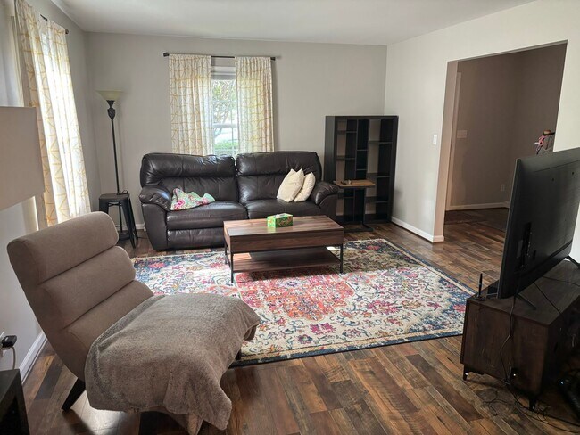 Building Photo - Close to Stonefield Shopping, UVA and walk...