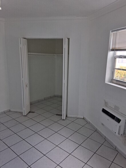 Building Photo - 1605 NE Miami Gardens Dr