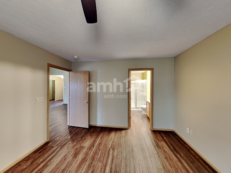 Building Photo - 22 Lantern Chase Dr