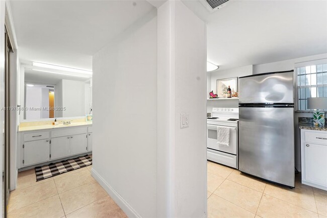 Building Photo - 2508 Bay Dr