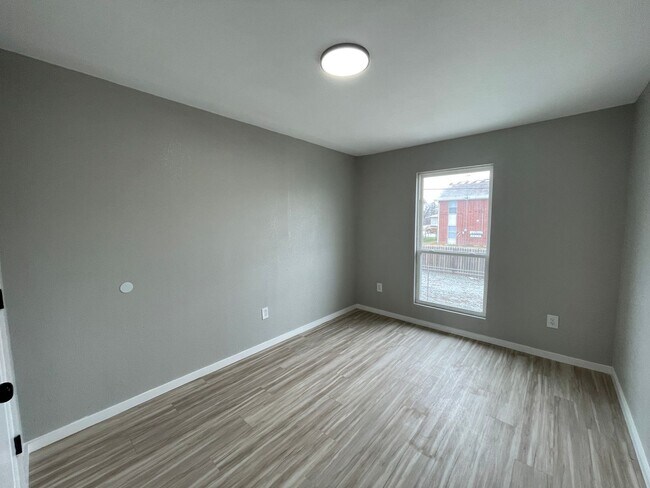Building Photo - 1603 Benttree Dr