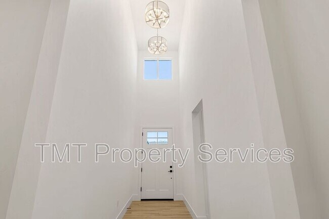 Building Photo - 9041 Ventura St