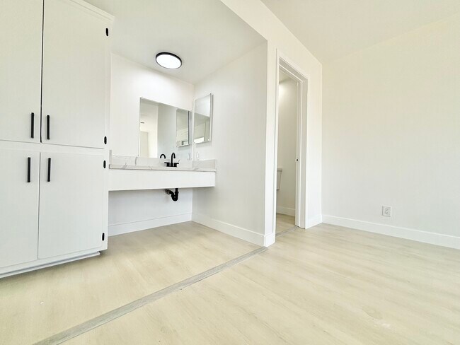 Building Photo - 700 Glenway Dr