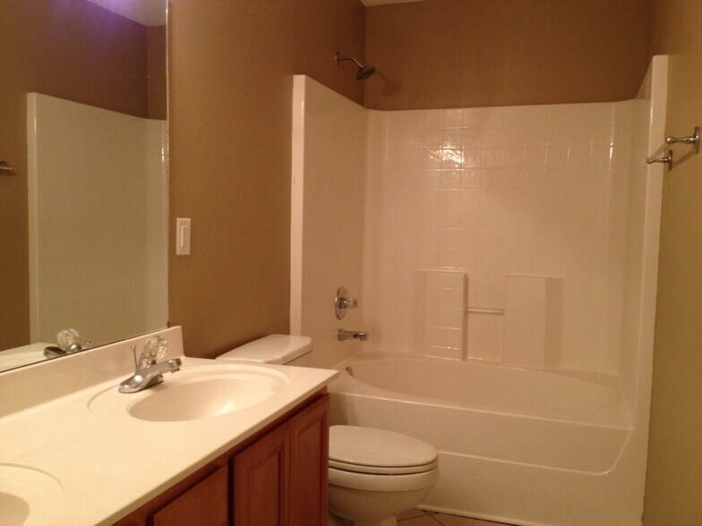 Building Photo - 2119 Long Meadow Dr