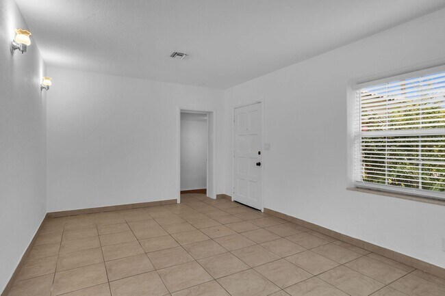 Building Photo - Beautiful home in quiet neighborhood