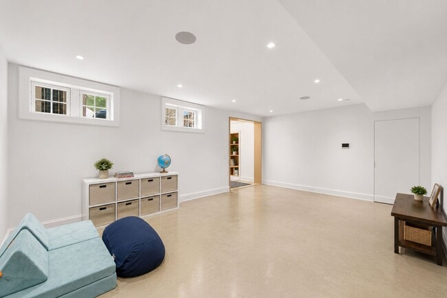 Building Photo - 548 Sylvan Pl
