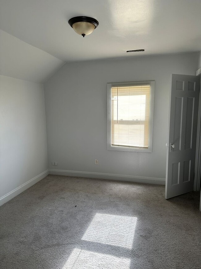 Building Photo - Spacious Duplex!