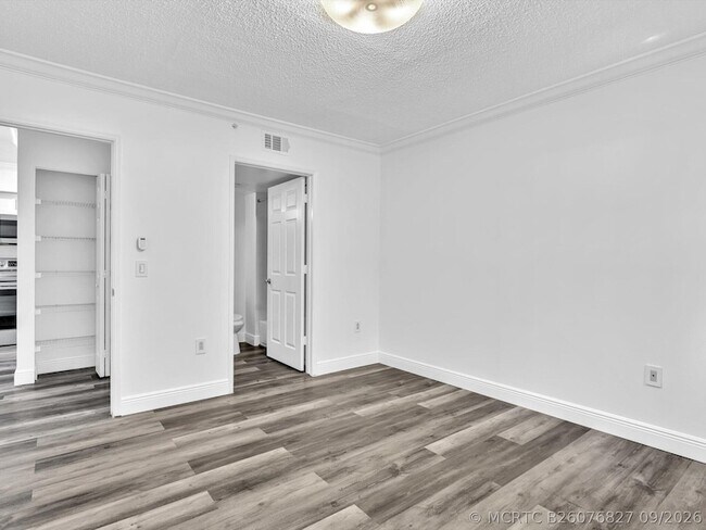Building Photo - 2433 Centergate Dr