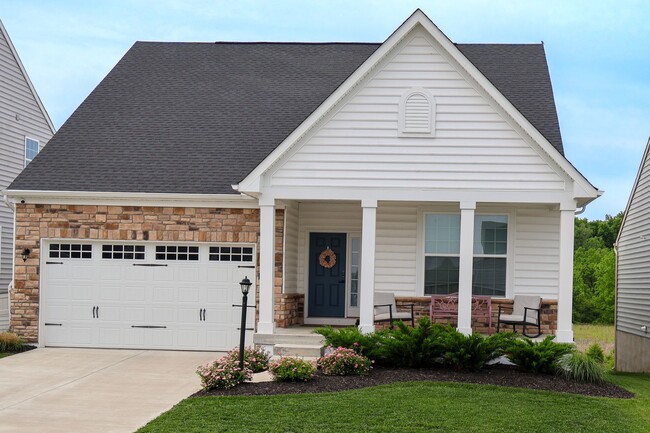 Building Photo - 4 Bedroom, 4 Bath Home w/Backyard Heated Pool overlooking Pearl's Fen