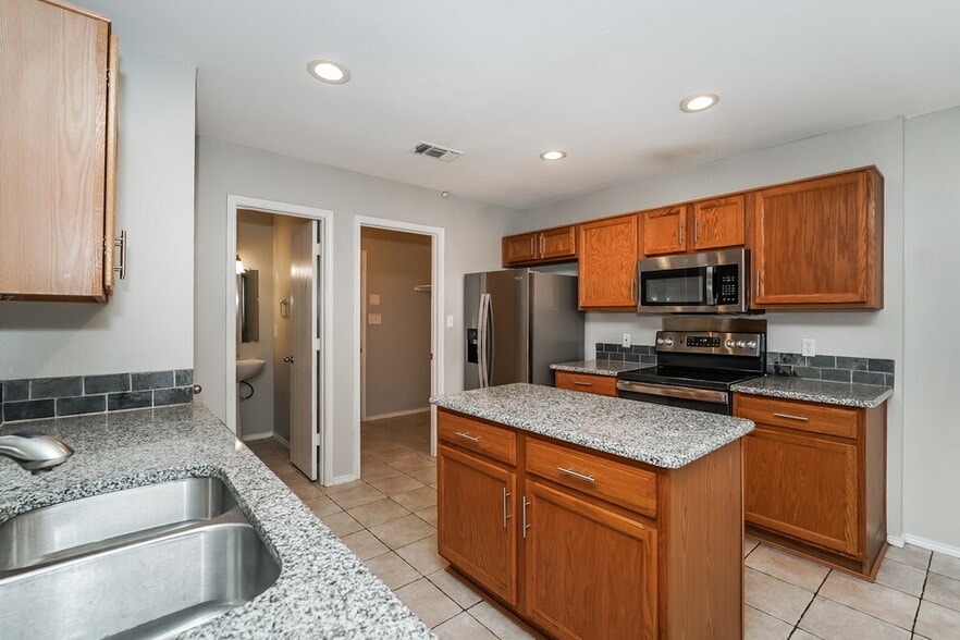 Building Photo - 809 Pace Dr