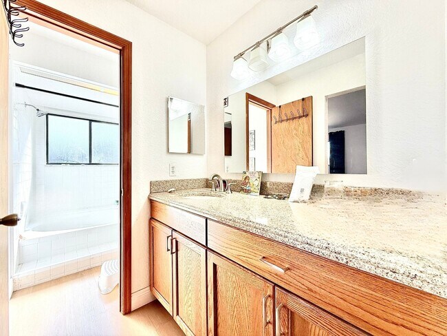 Building Photo - Moss Pointe 3Bedrooms/2.5Bath-home with great room fireplace!