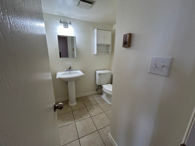 Building Photo - 3 Bed 1.5 Bath Townhome In Excellent Neighborhood