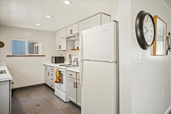 Building Photo - 272 W Carmel Valley Rd