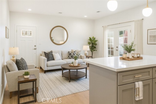 Building Photo - 215 E 2nd St