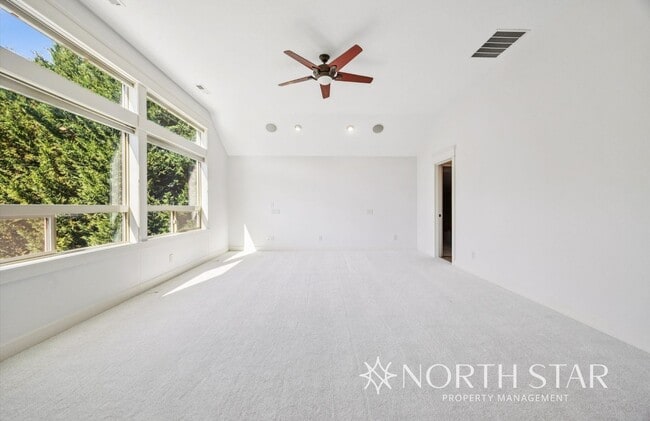 Building Photo - Stunning Bull Mountain Estate