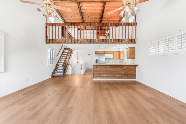 Building Photo - 221 Rossmore Dr