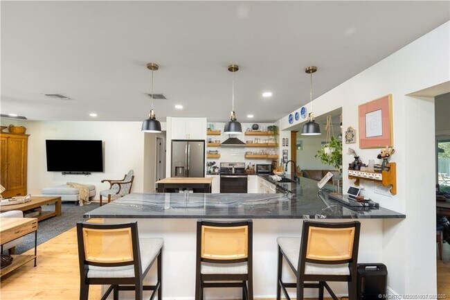 Building Photo - 533 SE Ocean Spray Terrace