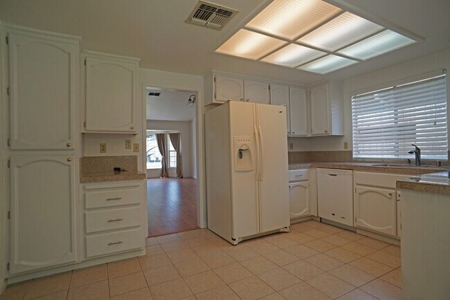 Building Photo - beautiful 3-bedroom, 2-bathroom single-story home in Roseville!