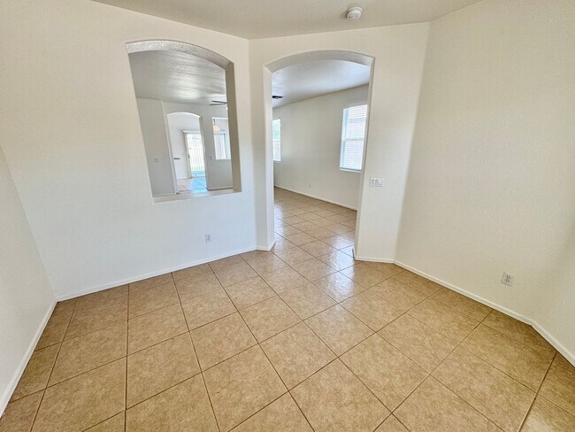 Building Photo - 4 Bedroom/2 Bath Single Level Home In Avondale! Golf Course Lot