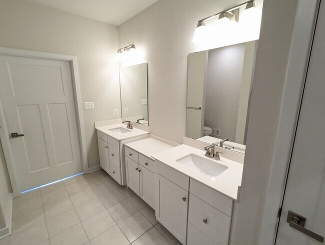 Building Photo - Stunning villa in the Harrison Terrace com...