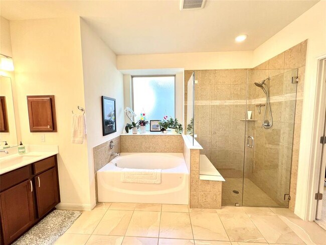 Building Photo - 1024 Almeria Bend