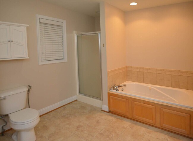 Building Photo - 332 Wyndhurst