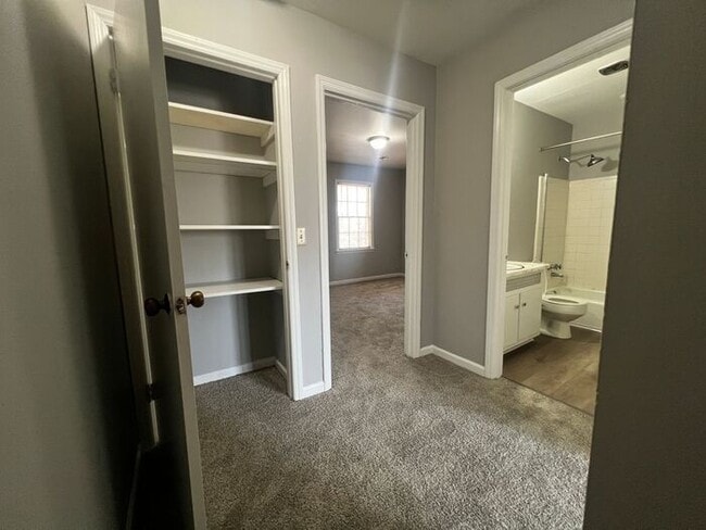 Building Photo - Luxurious 2 Bathroom 1.5 Bathroom Townhome