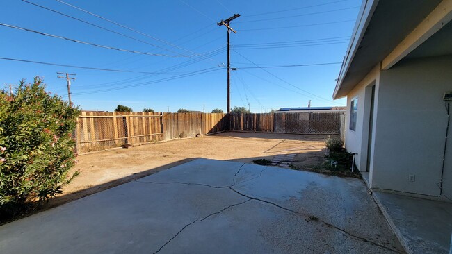 Building Photo - Nice 3 bedroom / 2 bathroom House with lots of natural lighting