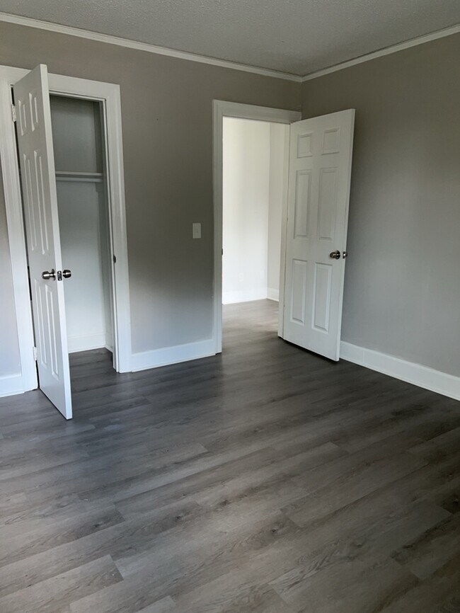Building Photo - 2 Bedroom 1 Bathroom