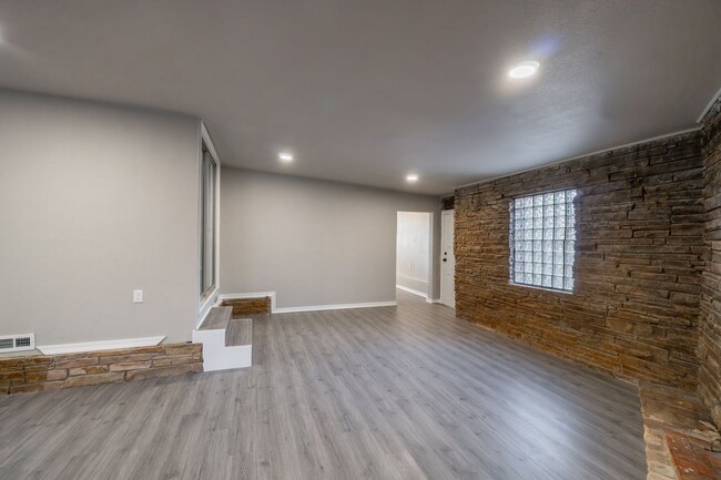 Building Photo - Beautiful Newly Remodeled 3 Bed / 2 Bath H...