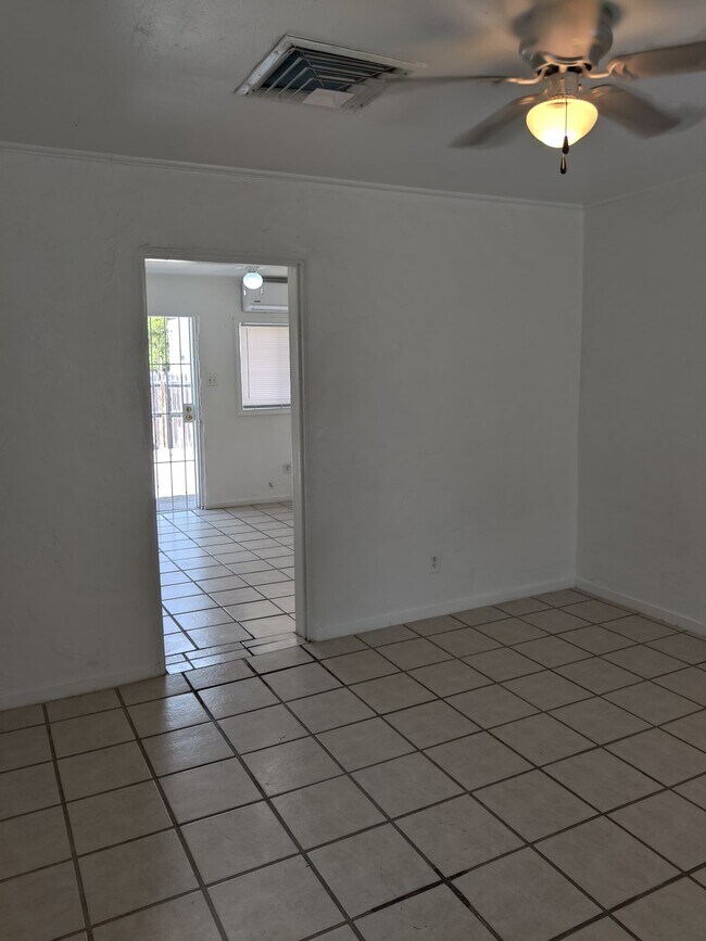 Building Photo - 524 N Mesquite St