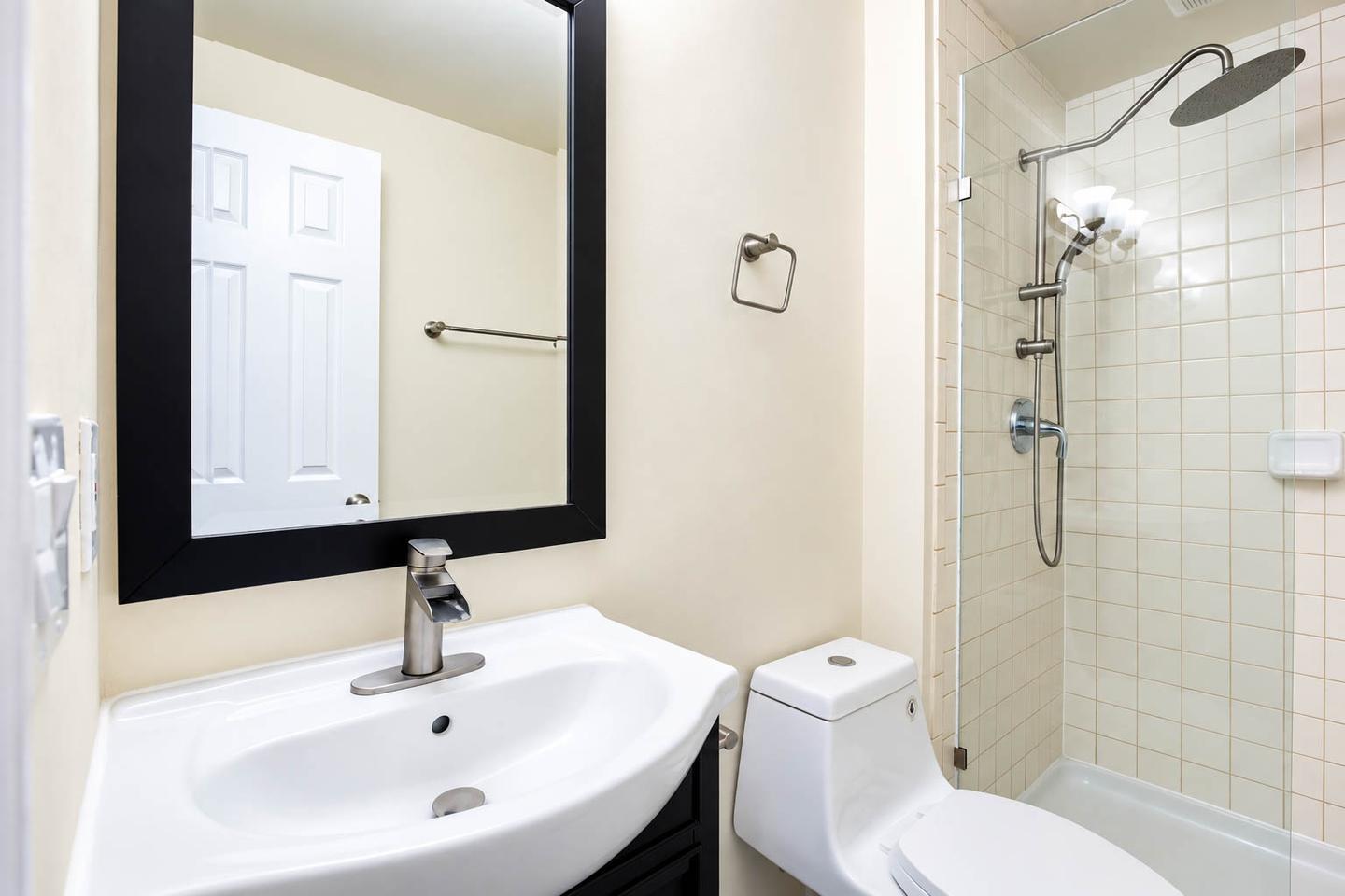 Building Photo - Bright & Comfortable Home in DC