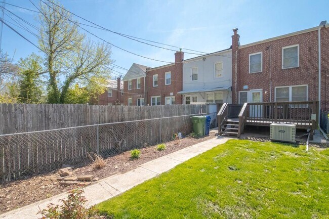 Building Photo - 806 Benninghaus Rd