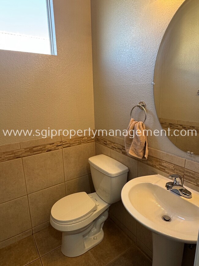 Building Photo - 1909 N 103rd Ln